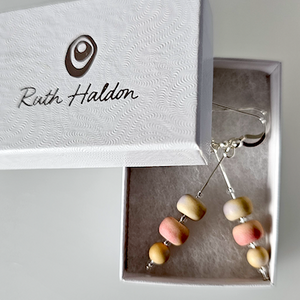 Alashan agate, hook earrings, sand. Alashan agate, hook earrings, sand.