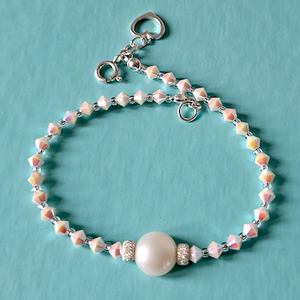 Cream European crystal bracelet with pearl. Cream European crystal bracelet with pearl.